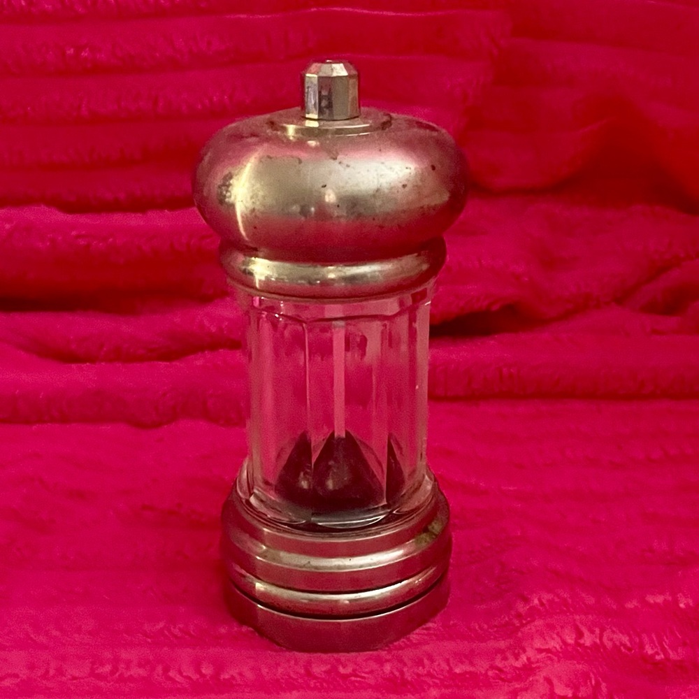 VINTAGE OLDE THOMPSON PEPPER MILL/GRINDER CARBON STEEL AND GLASS